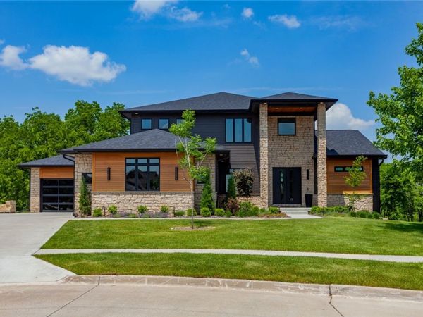 8033 NW 104th Court, Johnston, IA 50131