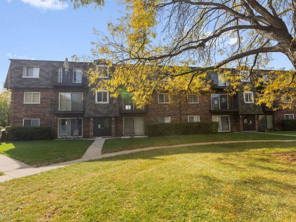 9400 Bay Colony Drive , Unit 2W, Des Plaines, IL 60016