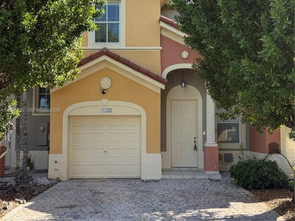 16528 SW 85th Ln , Miami, FL 33193