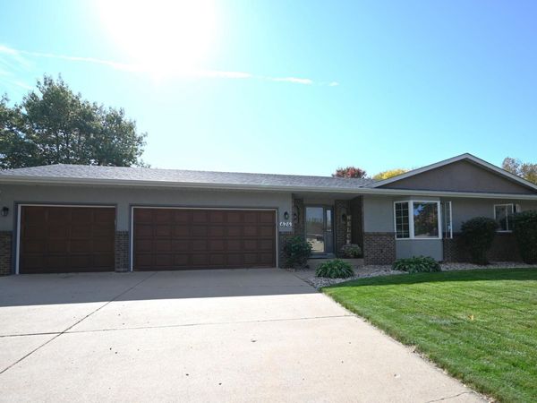 624 Hennes Avenue , Shakopee, MN 55379
