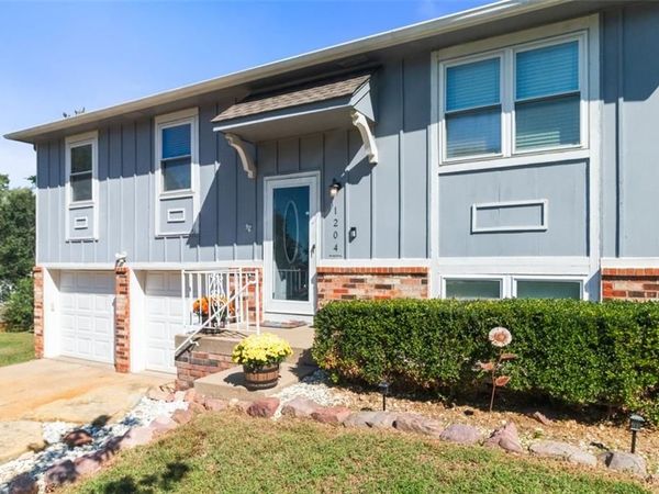 1204 NW Trenton Place, Blue Springs, MO 64015