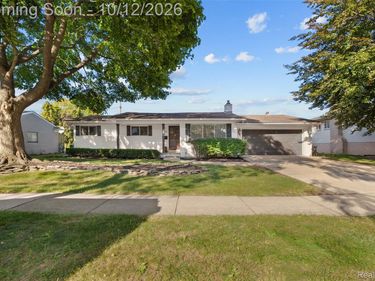 956 Blairmoor Court, Grosse Pointe Woods, Mi 48236