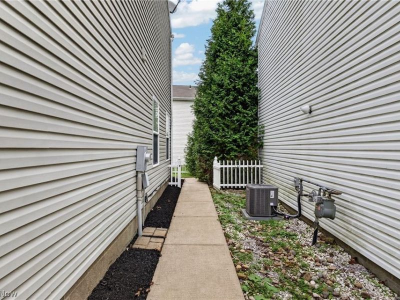 1115 Oxford Circle, Akron, OH 44312 Photo 5