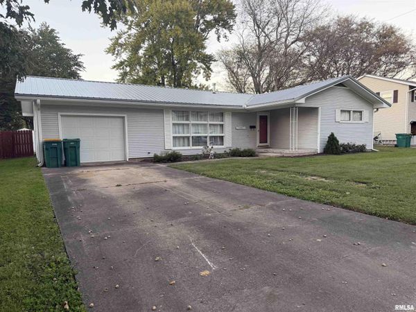 1124 BOBBY Avenue, Macomb, IL 61455
