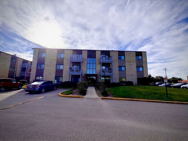 674 Pinecrest Drive, Unit 302, Prospect Heights, IL 60070