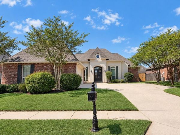 8910 Glenfield Dr, Baton Rouge, LA 70809