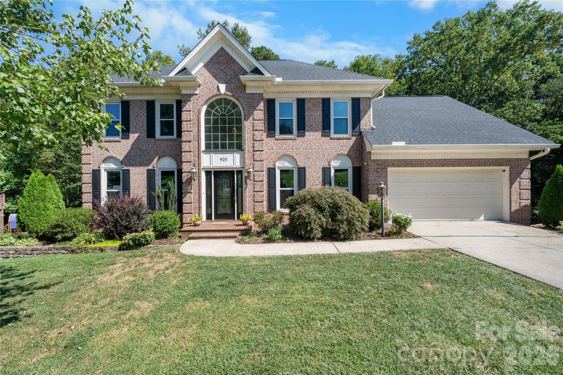 925 38th Avenue Ne, Hickory, NC 28601 Main Photo