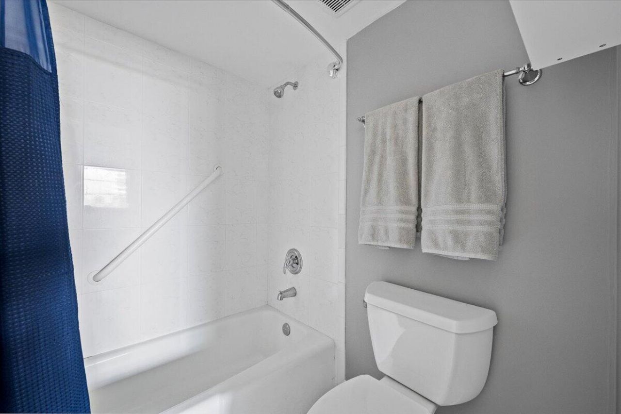630 Ocean Drive, Unit 407, Juno Beach, FL 33408 Photo