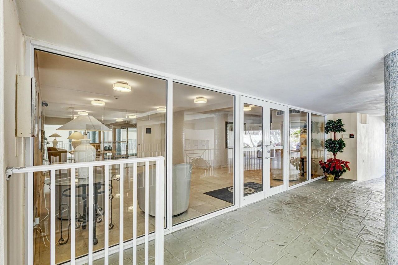 630 Ocean Drive, Unit 407, Juno Beach, FL 33408 Photo