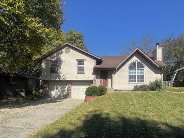 1211 SW Hillcrest Drive, Blue Springs, MO 64015