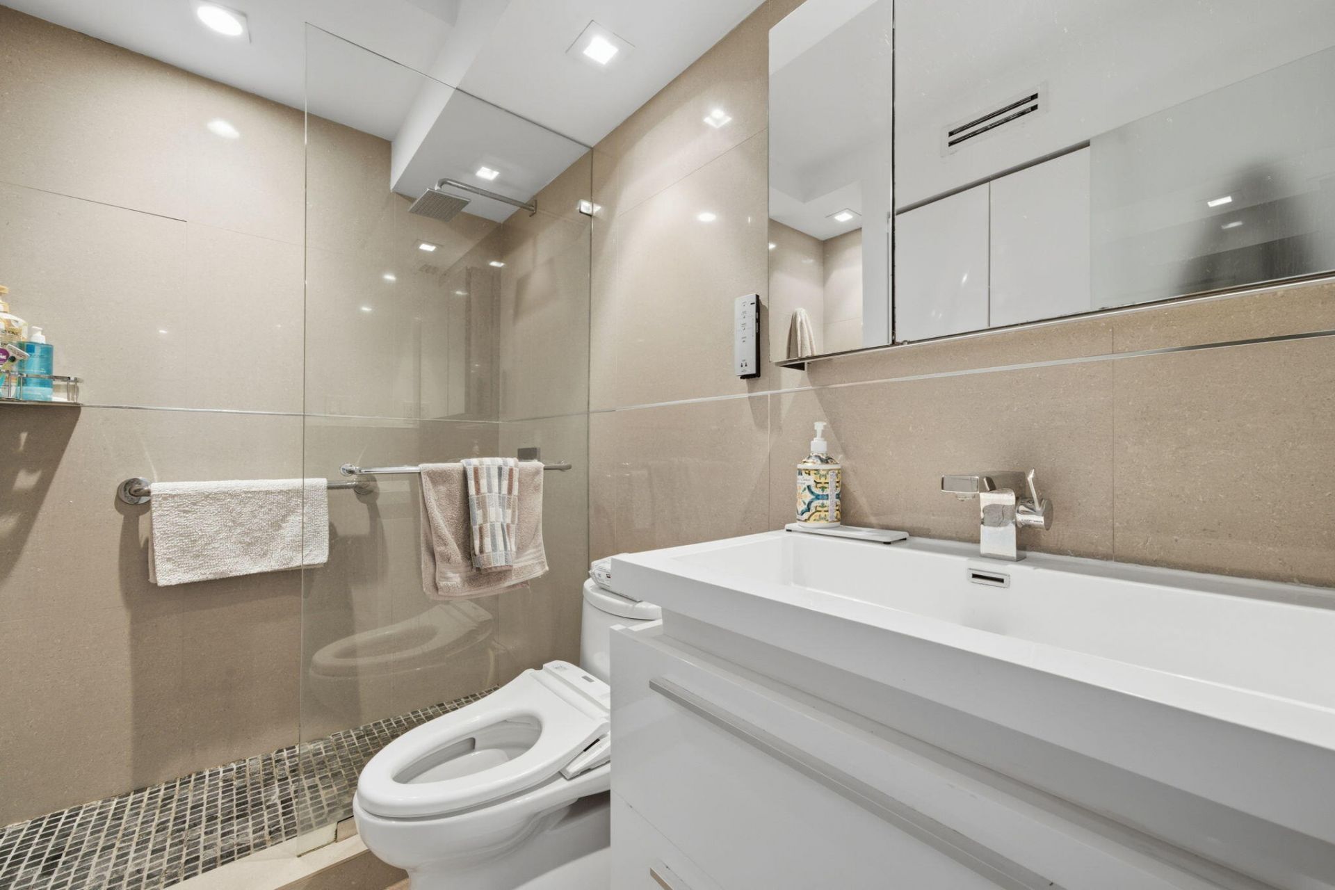 3180 S Ocean Drive, Unit 304, Hallandale Beach, FL 33009 Photo