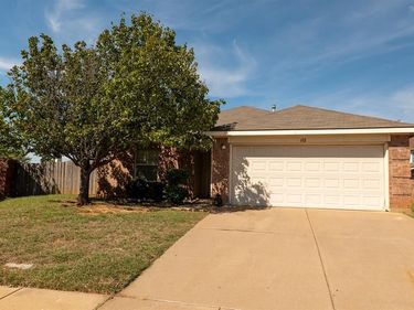612 Pineview Lane, Fort Worth, TX 76140