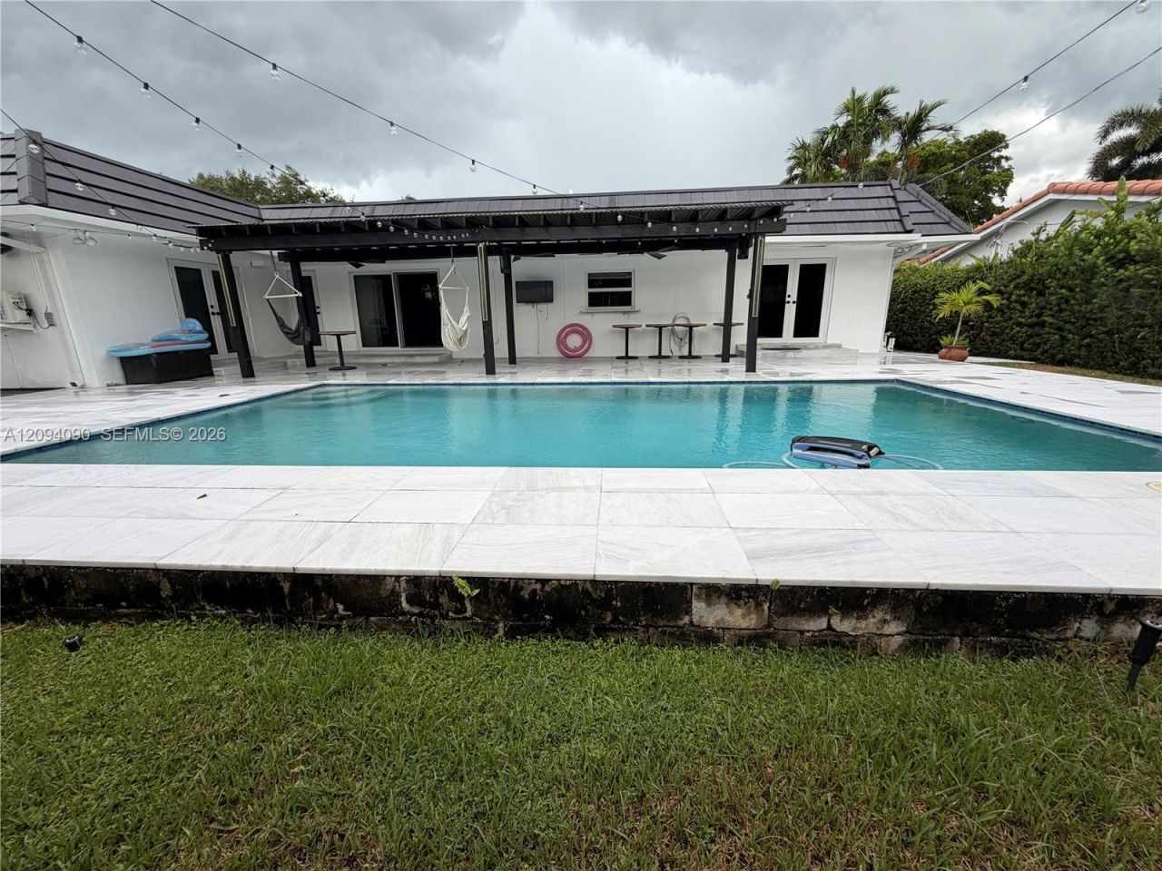 2215 NE 204th St , Miami, FL 33180 Photo