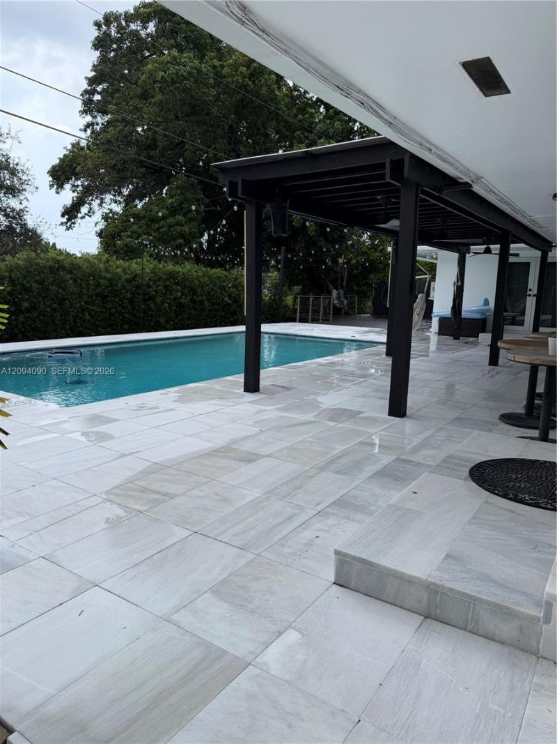 2215 NE 204th St , Miami, FL 33180 Photo