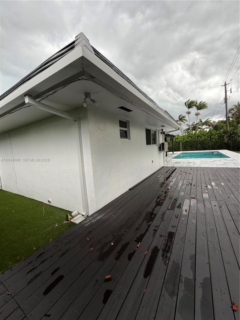 2215 NE 204th St , Miami, FL 33180 Photo