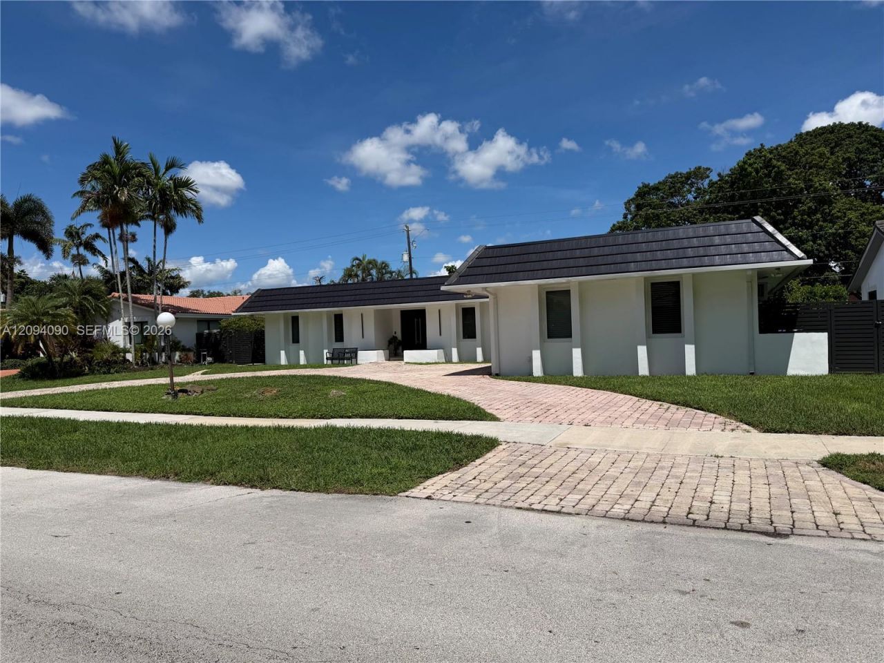 2215 NE 204th St , Miami, FL 33180 Photo
