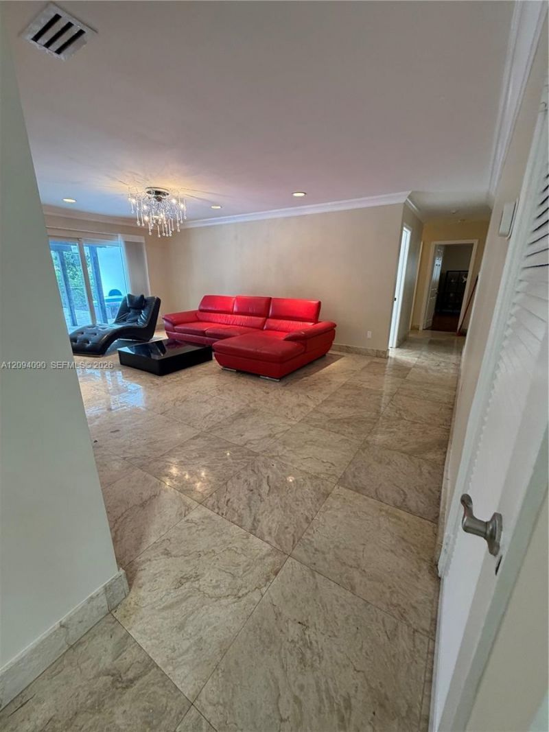 2215 NE 204th St , Miami, FL 33180 Photo