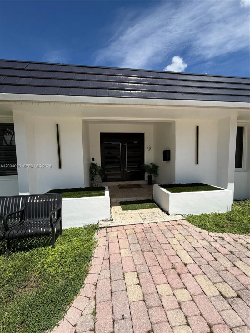 2215 NE 204th St , Miami, FL 33180 Photo