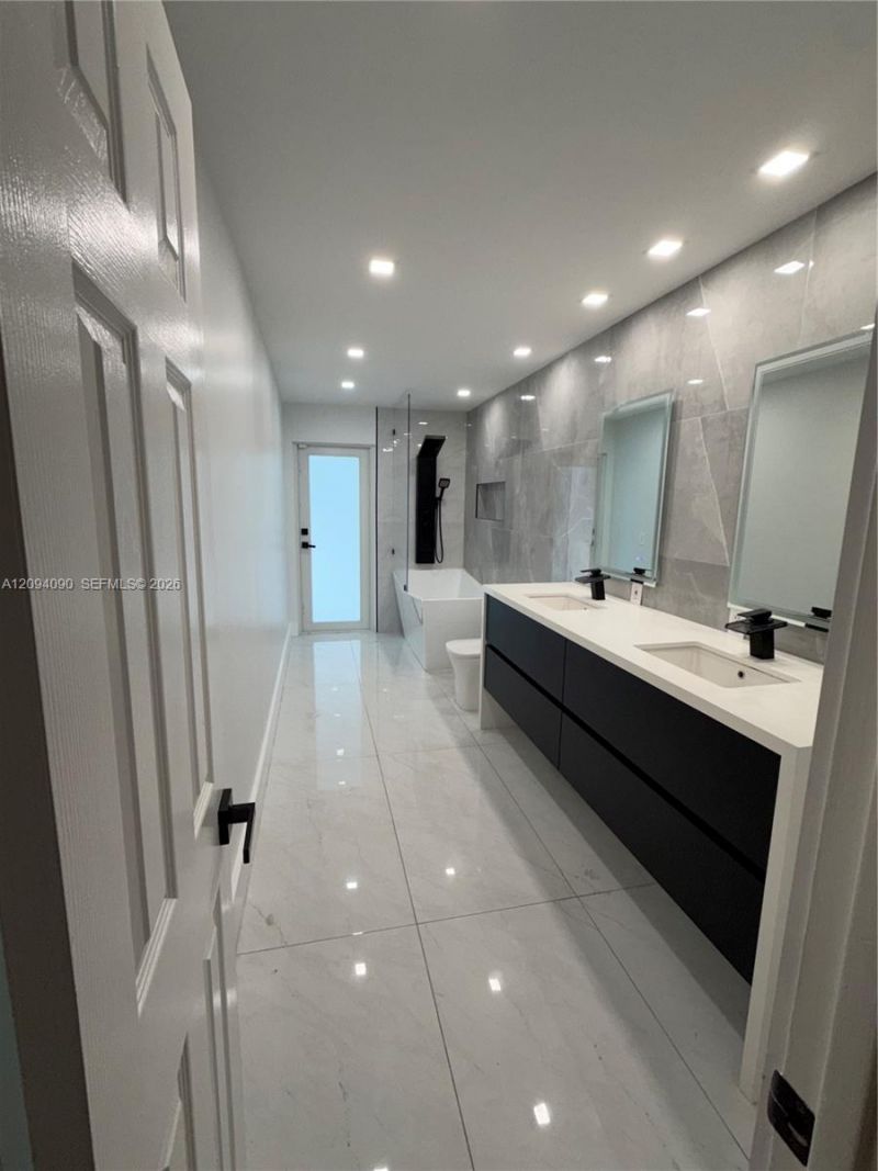 2215 NE 204th St , Miami, FL 33180 Photo