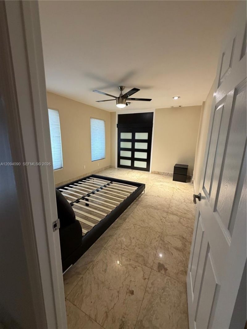2215 NE 204th St , Miami, FL 33180 Photo