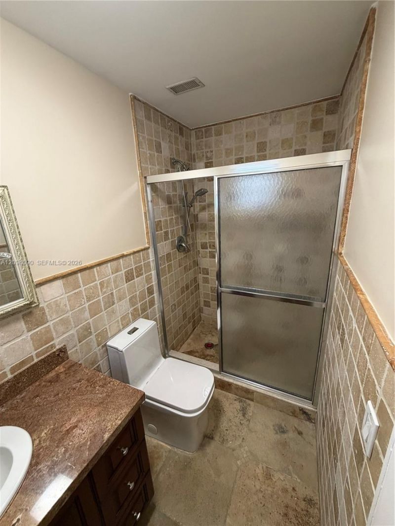 2215 NE 204th St , Miami, FL 33180 Photo