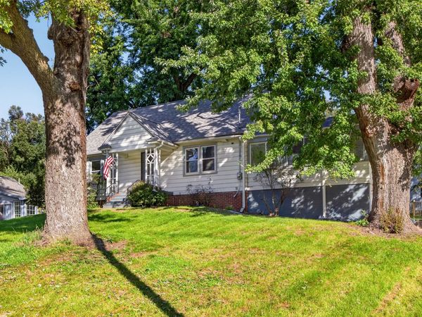 6605 Roseland Drive, Urbandale, IA 50322