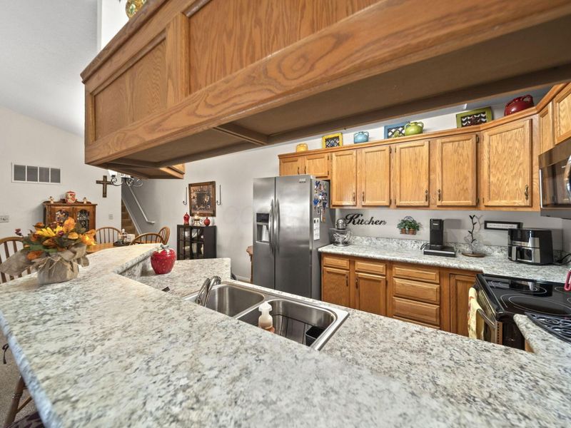 1306 Old Pond Drive, Marion, OH 43302 Photo 6
