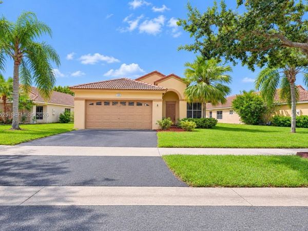 825 Falling Water Rd , Weston, FL 33326