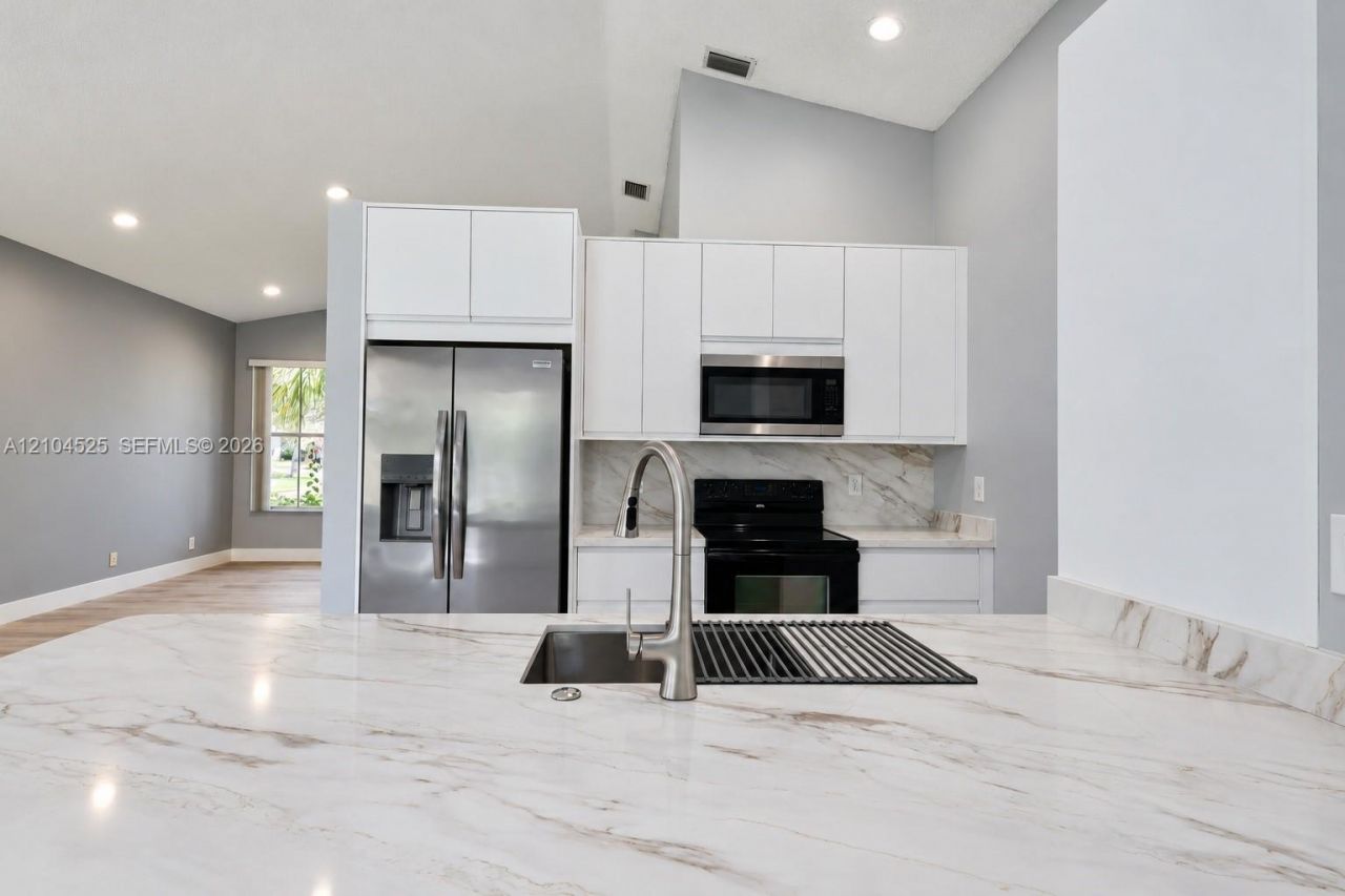 825 Falling Water Rd , Weston, FL 33326 Photo