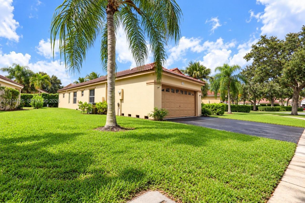 825 Falling Water Rd , Weston, FL 33326 Photo