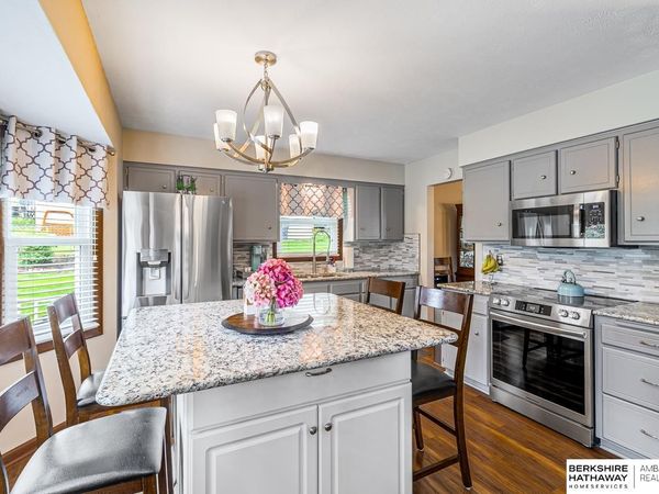705 Hogan Drive, Papillion, NE 68046