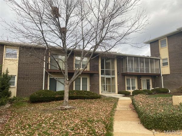 10379 Forest Brook Lane, St Louis, MO 63146