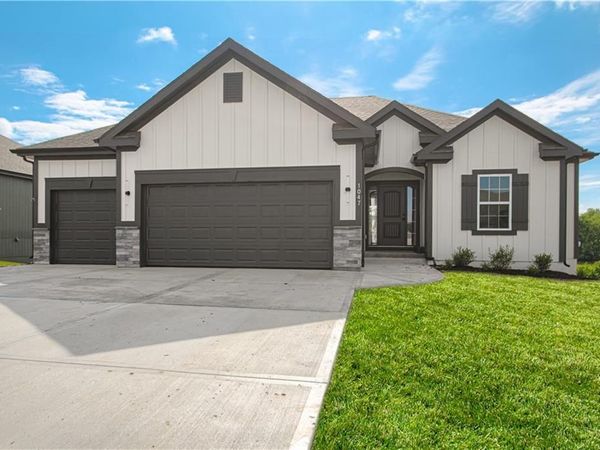 9913 N Manning Avenue, Kansas City, MO 64157