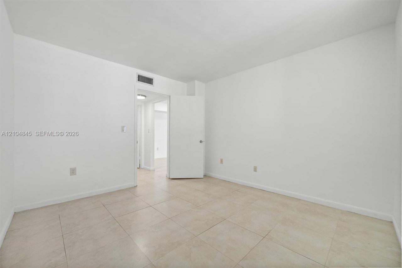 5055 NW 7th St, Unit 908, Miami, FL 33126 Photo