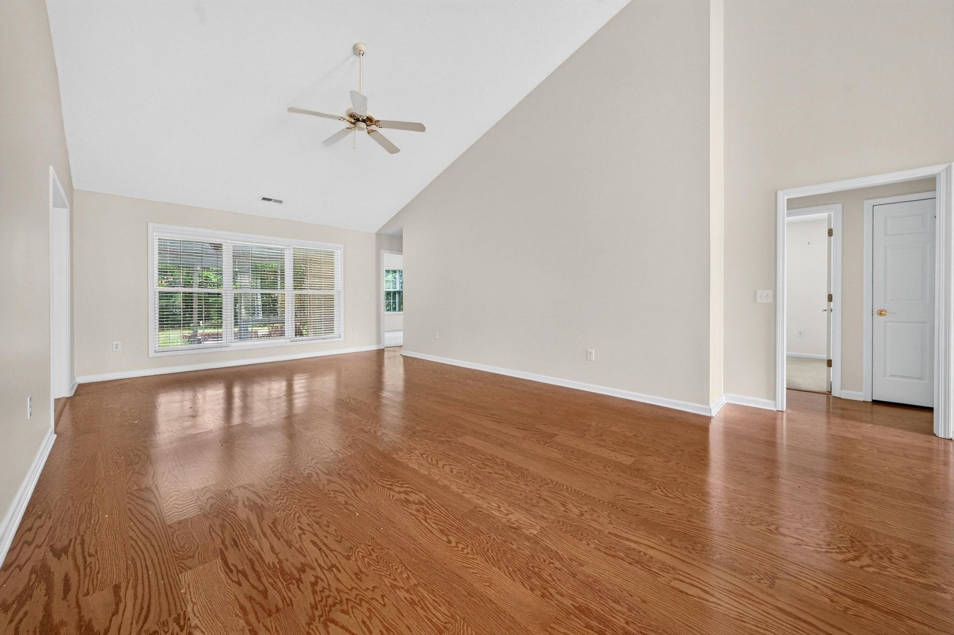 1076 Vestry Dr.  Photo 5
