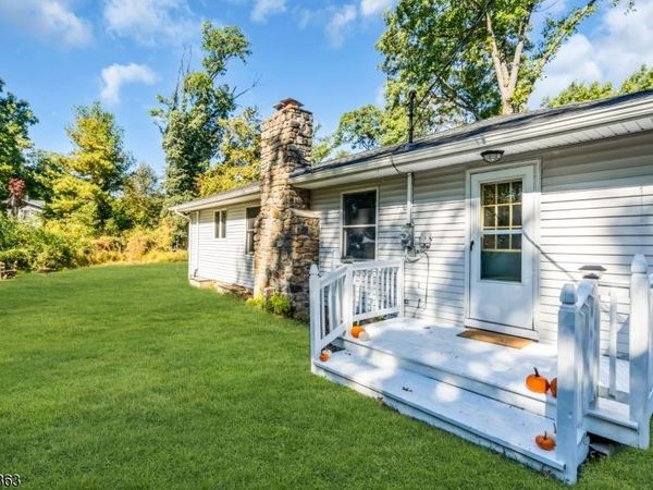632 Dorothy Ln, Roxbury, NJ 07850