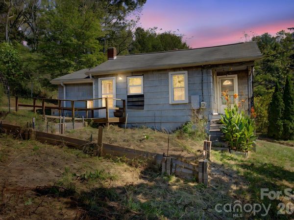 60 Riddle Road, Swannanoa, NC 28778
