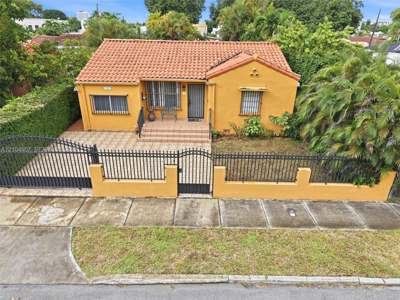 2347 SW 18th St , Miami, FL 33145 Photo