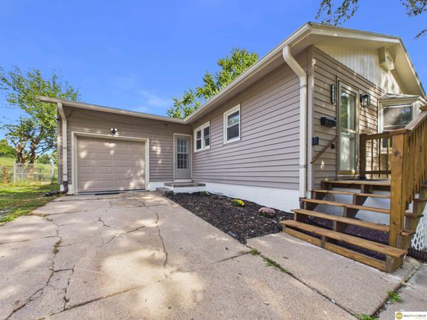6626 Parkview Lane, Omaha, NE 68104