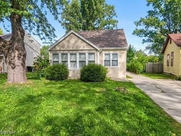 20535 Ridgemont Road, Harper Woods, Mi 48225
