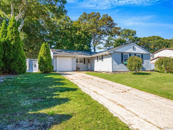 12 Mountain Street , Ronkonkoma, NY 11779