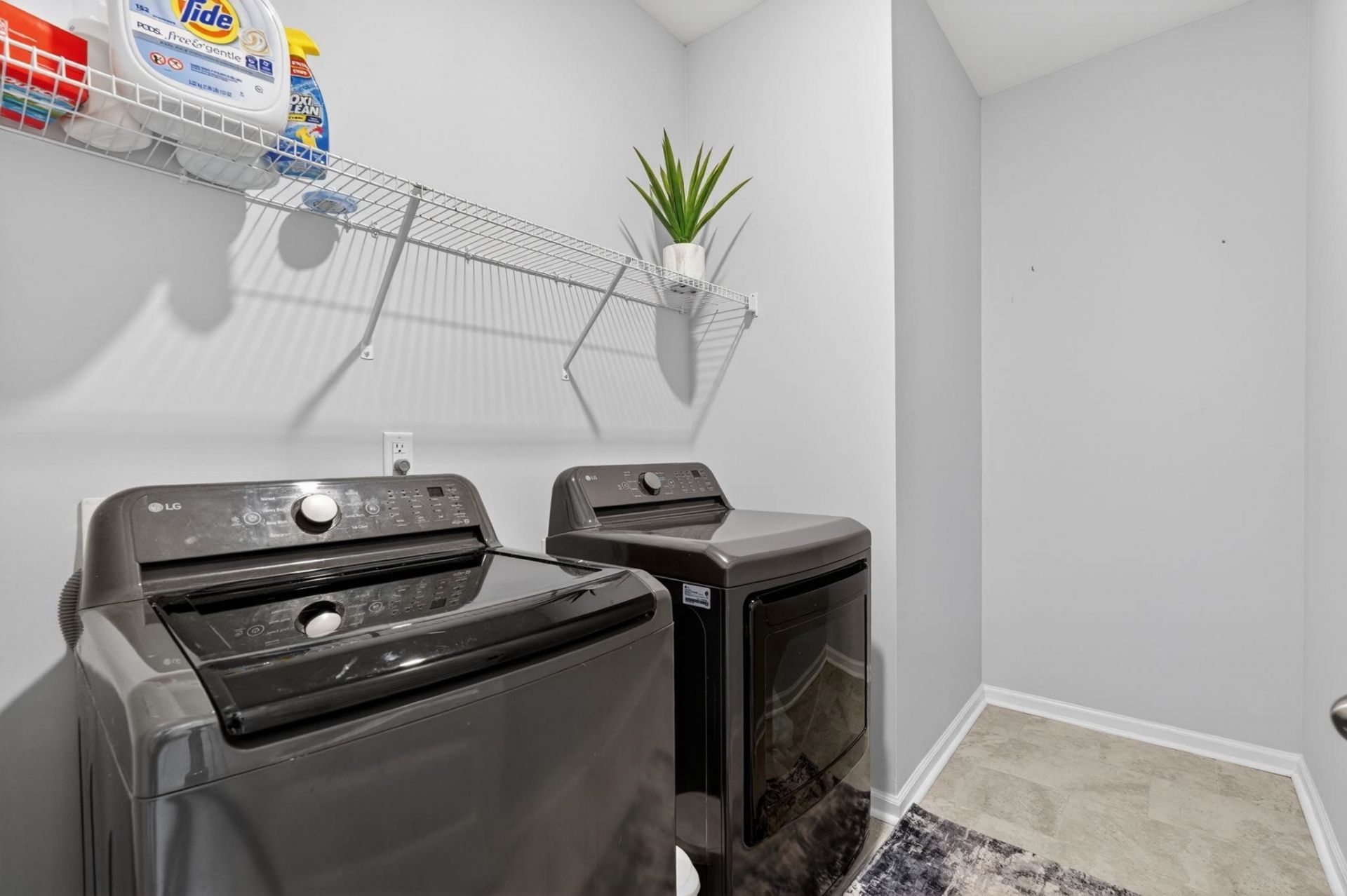 3045 Sistine St. Photo 23