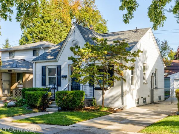 1988 Roslyn Road, Grosse Pointe Woods, Mi 48236