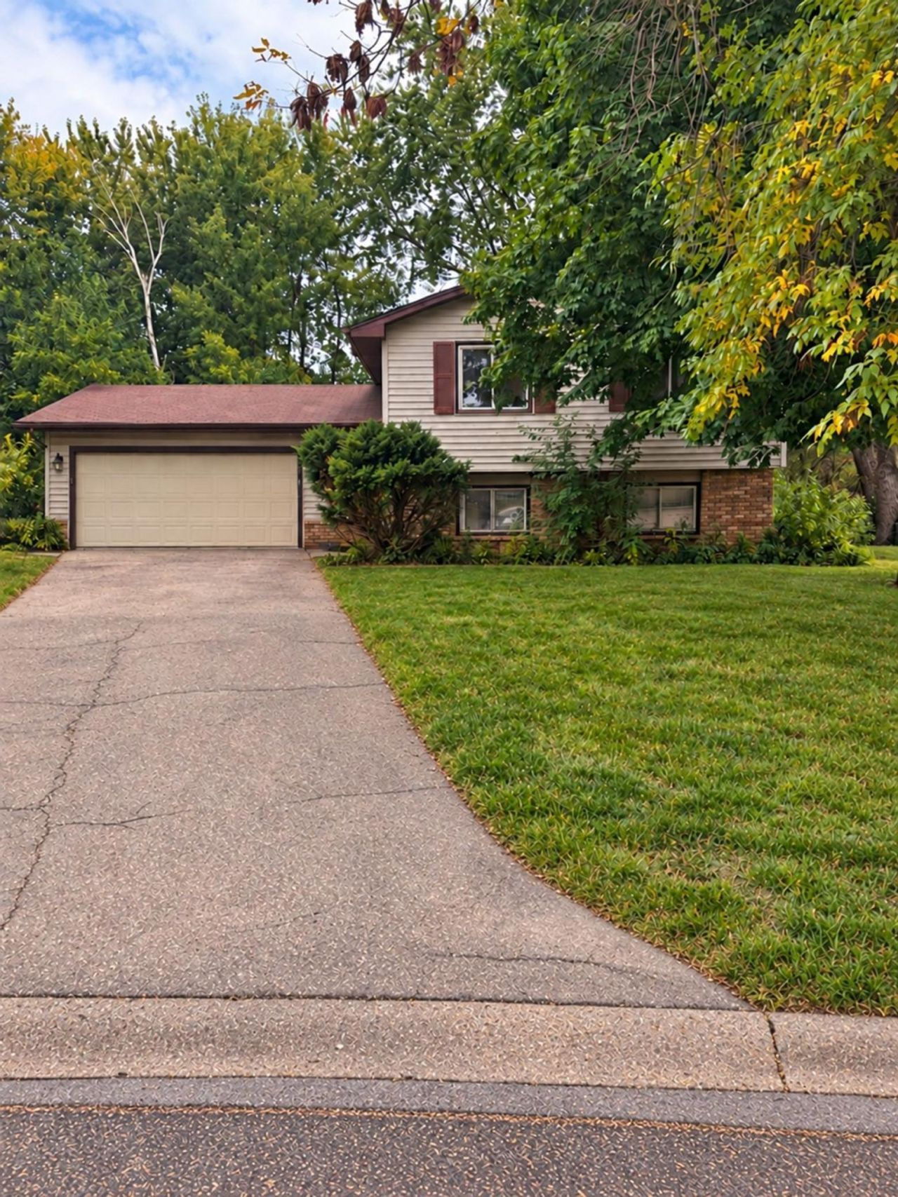 3325 74th Circle N, Brooklyn Park, MN 55443 Main Photo