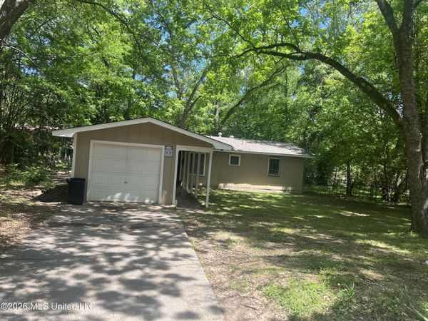 352 Queen Theresa Lane, Jackson, MS 39209