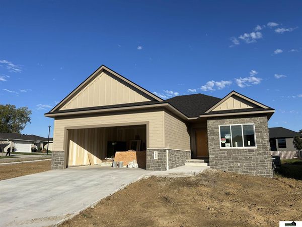9000 Whitmer Drive, Lincoln, NE 68520