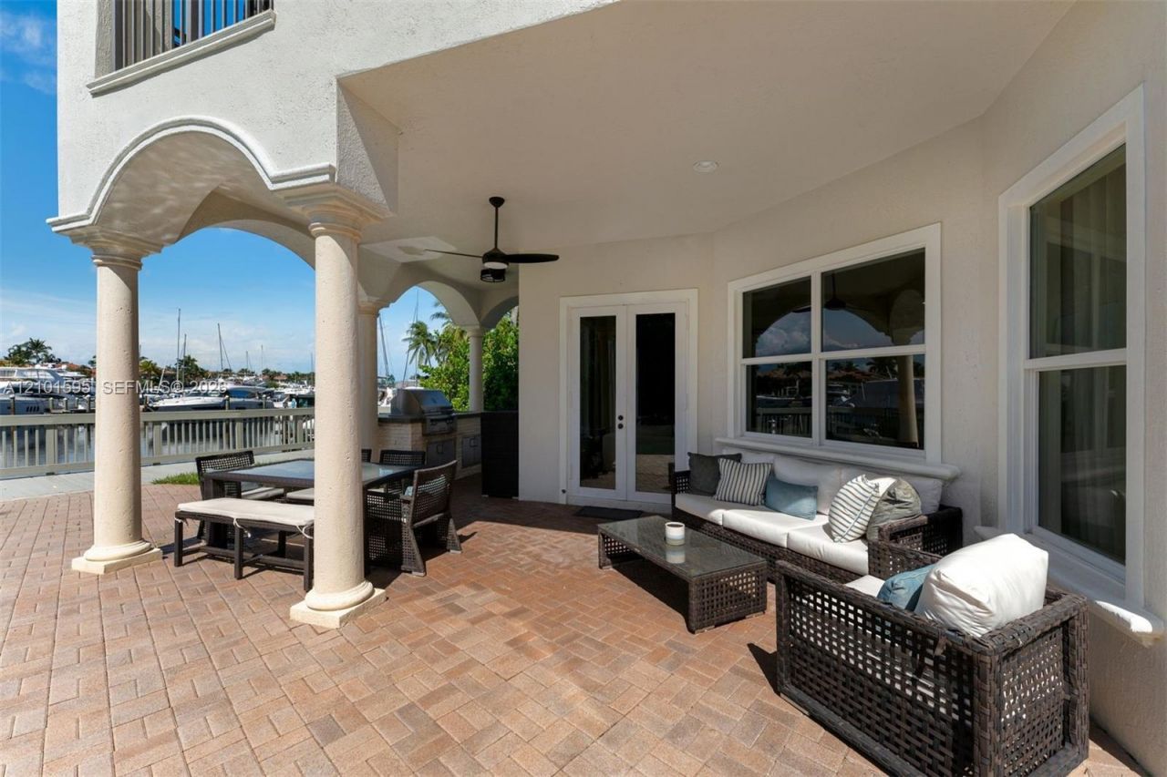 1426 Commodore Way , Hollywood, FL 33019 Photo
