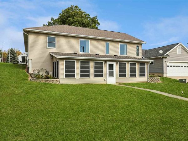100 Court Street, Victor, IA 52347