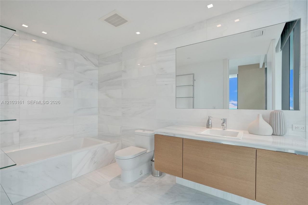 19575 Collins Ave , Unit 33, Sunny Isles Beach, FL 33160 Photo