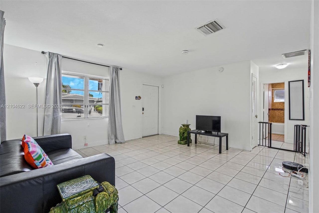 6802 NW 58th Ct , Tamarac, FL 33321 Photo